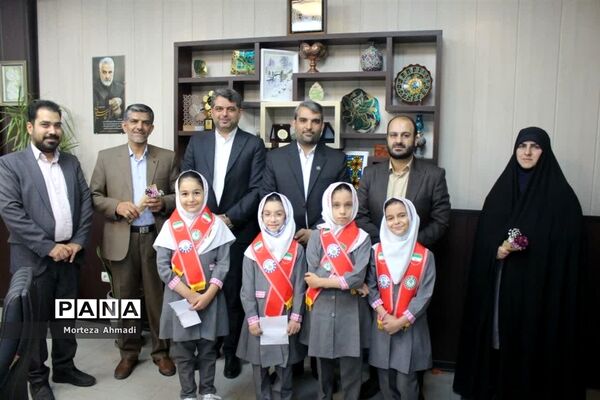 تبریک هفته معلم به مدیرکل آموزش و پرورش شهرستان‌های استان تهران توسط دانش‌آموزان عضو سازمان دانش‌آموزی