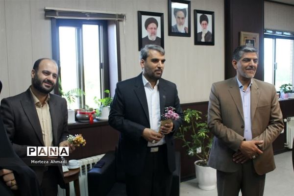 تبریک هفته معلم به مدیرکل آموزش و پرورش شهرستان‌های استان تهران توسط دانش‌آموزان عضو سازمان دانش‌آموزی