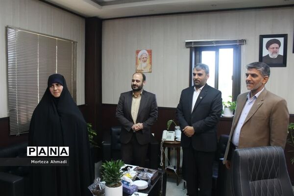 تبریک هفته معلم به مدیرکل آموزش و پرورش شهرستان‌های استان تهران توسط دانش‌آموزان عضو سازمان دانش‌آموزی