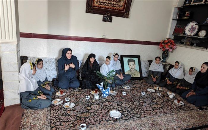 دیدار دانش‌‌‌آموزان دبستان مزرعه صفادشت، با خانواده شهید در هفته معلم
