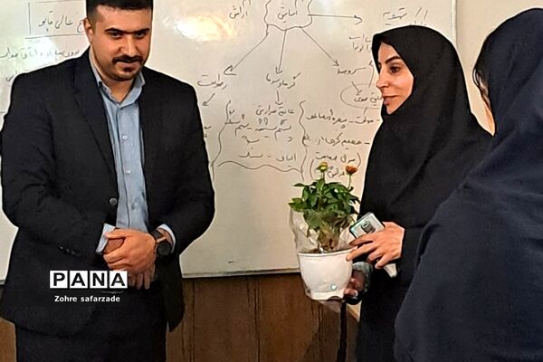 تقدیر و تبریک  کارشناس مسئول آموزش متوسطه به دبیران  مدرسه نوین آفرین رودهن در هفته معلم