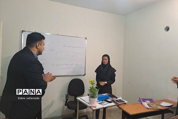 تقدیر و تبریک  کارشناس مسئول آموزش متوسطه به دبیران  مدرسه نوین آفرین رودهن در هفته معلم