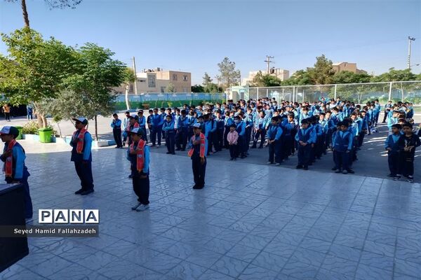 نواختن زنگ سپاس معلم در دبستان پسرانه حضرت قاسم ناحیه یک یزد
