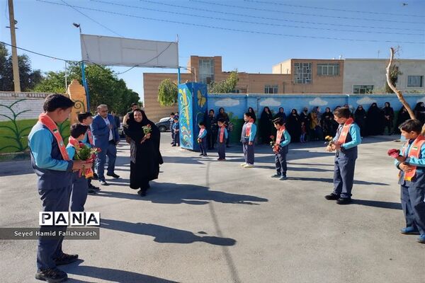 نواختن زنگ سپاس معلم در دبستان پسرانه حضرت قاسم ناحیه یک یزد