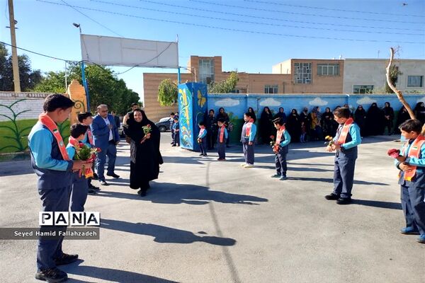 نواختن زنگ سپاس معلم در دبستان پسرانه حضرت قاسم ناحیه یک یزد