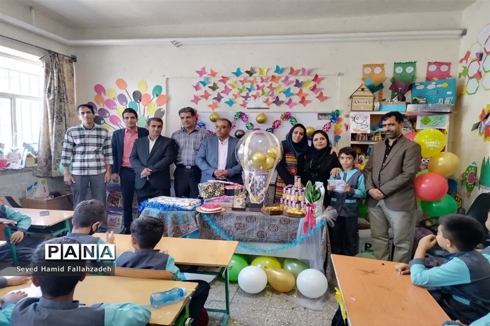 نواختن زنگ سپاس معلم در دبستان پسرانه حضرت قاسم ناحیه یک یزد