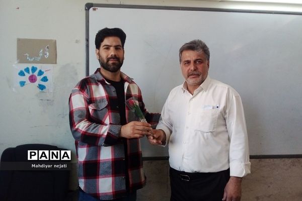 تقدیر مدیر مدرسه امام حسین(ع) رودهن از معلمان