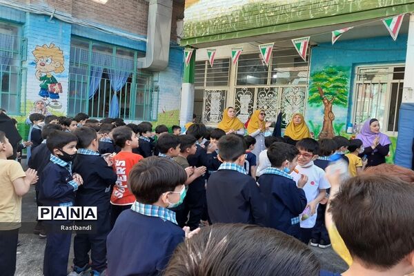 جشن معلم سپاس در دبستان احمد معینی منطقه ۱۳