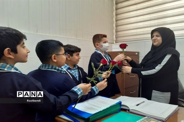 جشن معلم سپاس در دبستان احمد معینی منطقه ۱۳