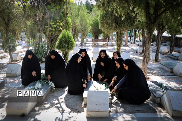 غبار روبی مزار شهدا به‌مناسبت گرامیداشت هفته معلم در ارومیه