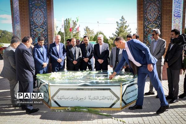 غبار روبی مزار شهدا به‌مناسبت گرامیداشت هفته معلم در ارومیه