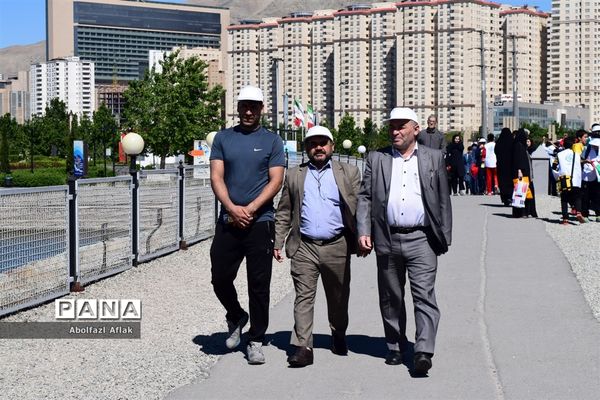 باشکوه‌ترین پیاده‌روی ۲۵۰۰ نفره فرهنگیان شهر تهران