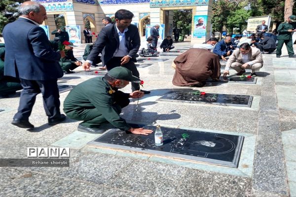 عطرافشانی گلزار شهدای تربت جام‌ به مناسبت هفته معلم