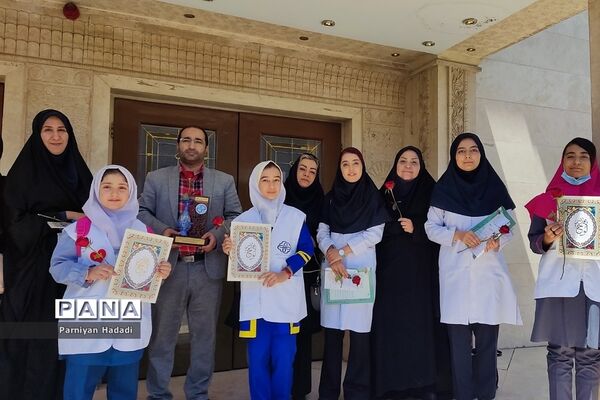 همایش تقدیر ازمراقبین سلامت و دانش‌آموزان  برگزیده در جشنواره  سفیران سلامت دانش‌آموزی