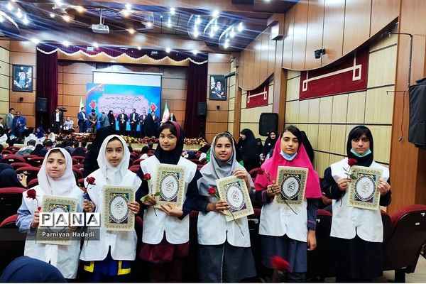 همایش تقدیر ازمراقبین سلامت و دانش‌آموزان  برگزیده در جشنواره  سفیران سلامت دانش‌آموزی