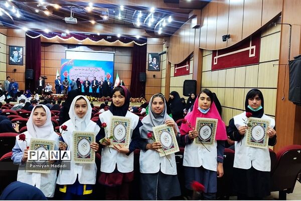 همایش تقدیر ازمراقبین سلامت و دانش‌آموزان  برگزیده در جشنواره  سفیران سلامت دانش‌آموزی