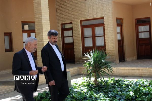 بازدید معاون پرورشی و فرهنگی وزارت آموزش و پرورش از بیت قدیمی امام خمینی (ره)