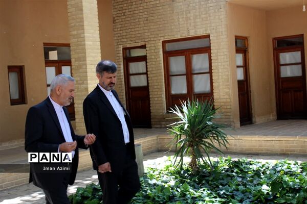بازدید معاون پرورشی و فرهنگی وزارت آموزش و پرورش از بیت قدیمی امام خمینی (ره)