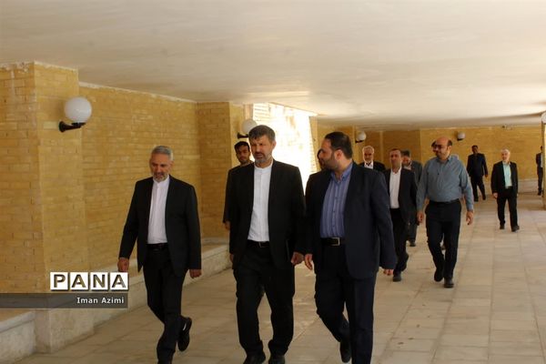 بازدید معاون پرورشی و فرهنگی وزارت آموزش و پرورش از بیت قدیمی امام خمینی (ره)