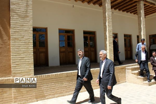 بازدید معاون پرورشی و فرهنگی وزارت آموزش و پرورش از بیت قدیمی امام خمینی (ره)