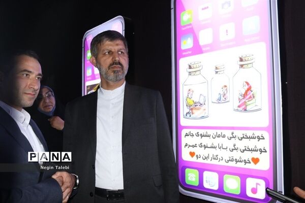 بازدید معاون پرورشی و فرهنگی وزارت آموزش‌ و پرورش از نمایشگاه مفهومی و قرآنی