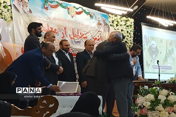آیین تجلیل از معلمان نمونه شهرستانی و استانی در تالار پذیرایی مهتاب قائمشهر