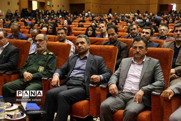 همایش بزرگداشت معلم و آیین تجلیل از معلمان بسیجی