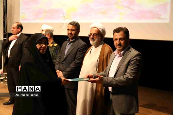 همایش بزرگداشت معلم و آیین تجلیل از معلمان بسیجی