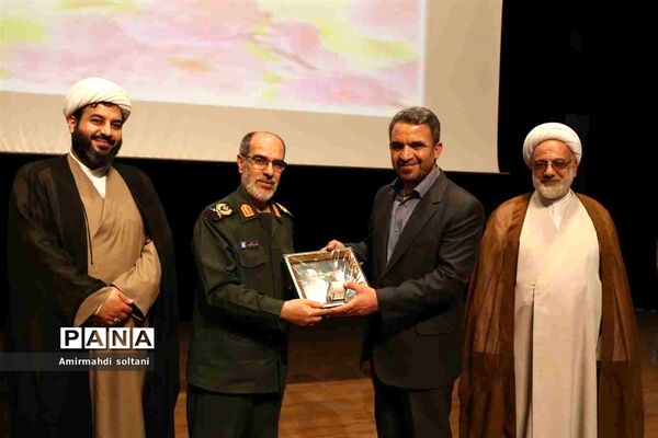 همایش بزرگداشت معلم و آیین تجلیل از معلمان بسیجی