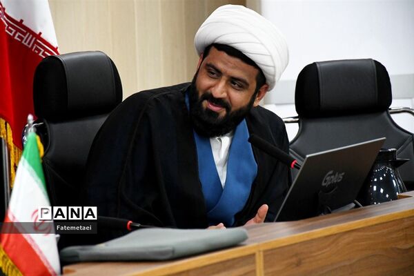 نقد کتاب های درسی توسط اعضای سازمان دانش‌آموزی خوزستان