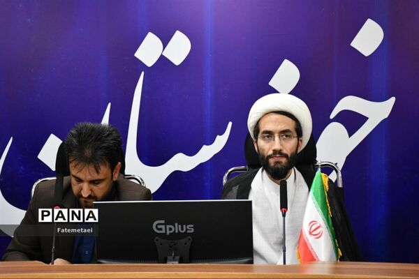 نقد کتاب های درسی توسط اعضای سازمان دانش‌آموزی خوزستان