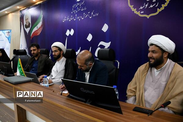 نقد کتاب های درسی توسط اعضای سازمان دانش‌آموزی خوزستان