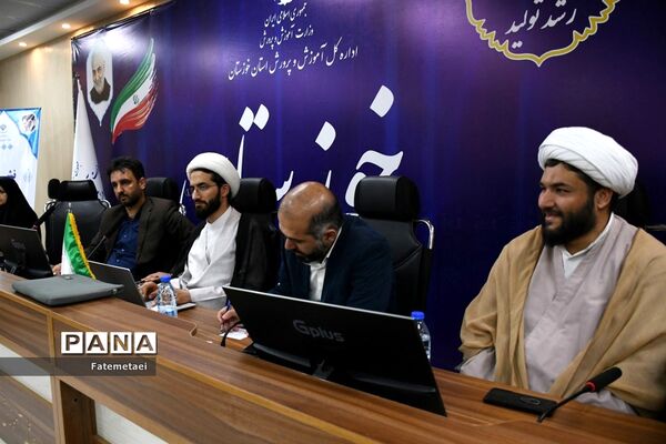 نقد کتاب های درسی توسط اعضای سازمان دانش‌آموزی خوزستان