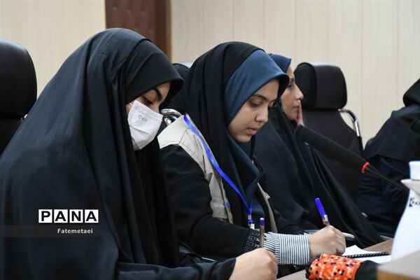 نقد کتاب های درسی توسط اعضای سازمان دانش‌آموزی خوزستان