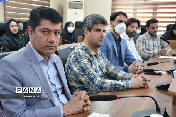 نقد کتاب های درسی توسط اعضای سازمان دانش‌آموزی خوزستان
