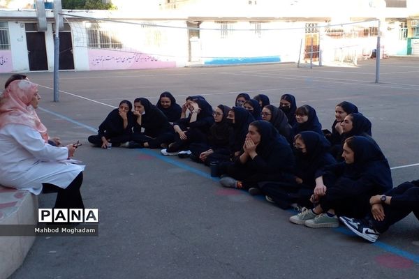 رصد ستارگان در دبیرستان شهیده معصومه قزوینی منطقه ۱۳