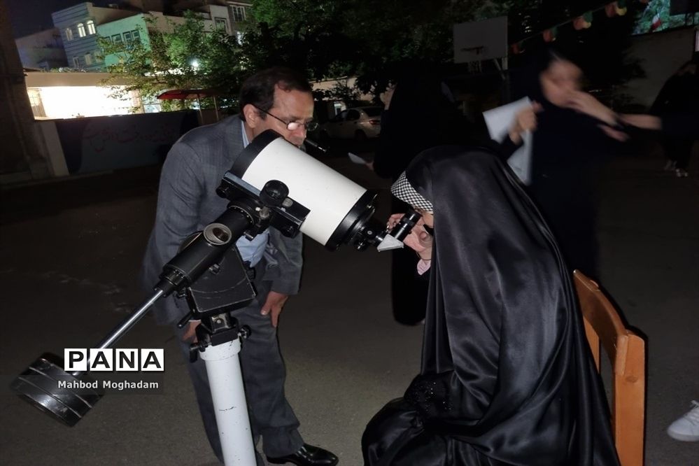 رصد ستارگان در دبیرستان شهیده معصومه قزوینی منطقه ۱۳