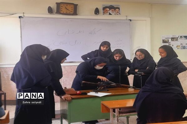 برگزاری دوره آشنایی با سلاح درس آمادگی دفاعی در مدرسه فاطمه الزهرا