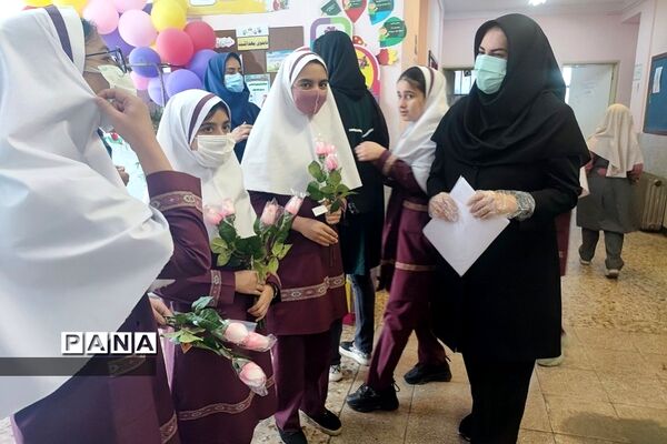 تقدیر از معلمان سال‌های قبل خود توسط دانش‌آموزان دبستان حضرت زهرا(س)یک رودهن