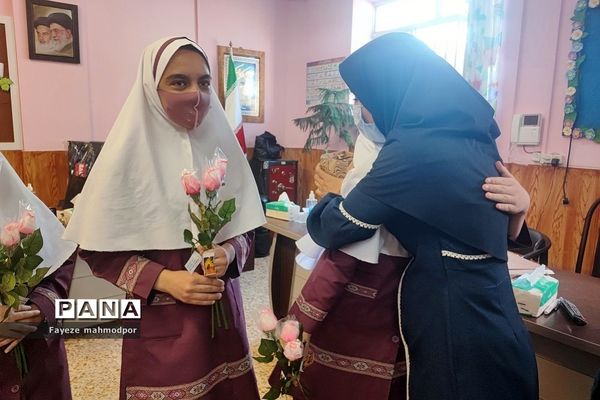 تقدیر از معلمان سال‌های قبل خود توسط دانش‌آموزان دبستان حضرت زهرا(س)یک رودهن