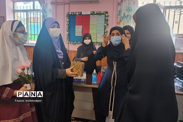 تقدیر از معلمان سال‌های قبل خود توسط دانش‌آموزان دبستان حضرت زهرا(س)یک رودهن