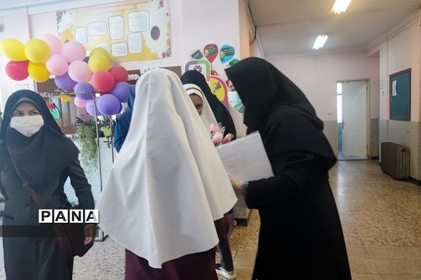 تقدیر از معلمان سال‌های قبل خود توسط دانش‌آموزان دبستان حضرت زهرا(س)یک رودهن