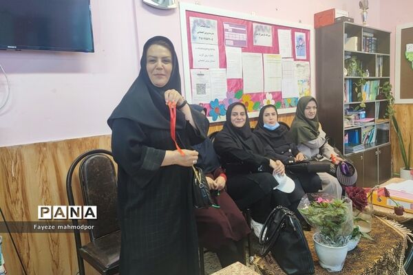 تقدیر از معلمان سال‌های قبل خود توسط دانش‌آموزان دبستان حضرت زهرا(س)یک رودهن