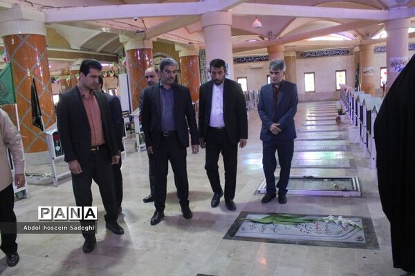 عطر افشانی مزار مطهر شهدا به‌مناسبت هفته معلم در بوشهر