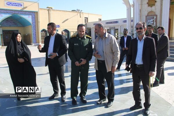 عطر افشانی مزار مطهر شهدا به‌مناسبت هفته معلم در بوشهر