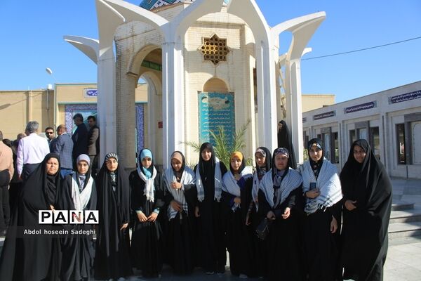 عطر افشانی مزار مطهر شهدا به‌مناسبت هفته معلم در بوشهر