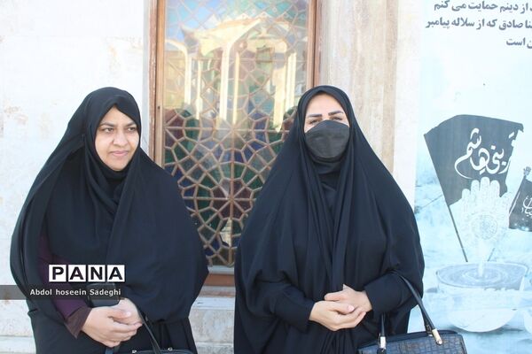 عطر افشانی مزار مطهر شهدا به‌مناسبت هفته معلم در بوشهر