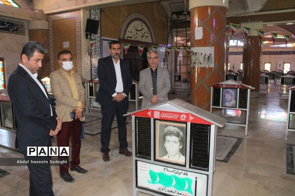 عطر افشانی مزار مطهر شهدا به‌مناسبت هفته معلم در بوشهر