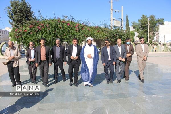عطر افشانی مزار مطهر شهدا به‌مناسبت هفته معلم در بوشهر
