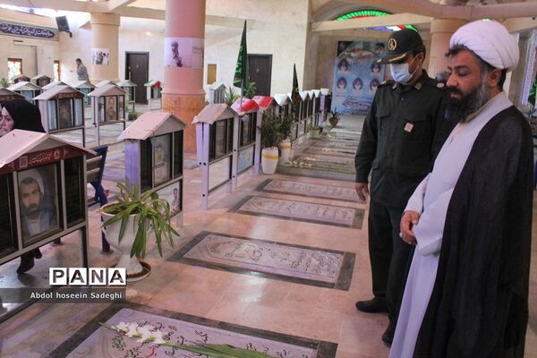 عطر افشانی مزار مطهر شهدا به‌مناسبت هفته معلم در بوشهر